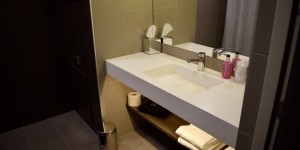 Beitragsbild des Blogbeitrags RICHTIG SCHLIMM: Moxy Vienna Airport – Moxyfied Familienzimmer