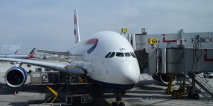 Beitragsbild des Blogbeitrags British Airways A380 versinkt auf “Parkplatz” in Asphalt 