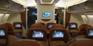 Beitragsbild des Blogbeitrags Und die nächste Airline mit Flugbegleitern in Schutzanzug … Oman Air 