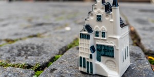 Beitragsbild des Blogbeitrags KLM stellt das 101. Delft Blue House vor