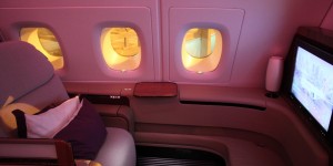 Beitragsbild des Blogbeitrags Qatar Airways: Unter 1% der Flüge mit einem positiven Passagier – Flugbegleiter stecken sich nicht mehr an 