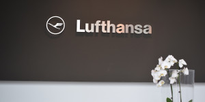 Beitragsbild des Blogbeitrags Lufthansa gibt Gesundheitsapp Usern auf USA Flug Senator Lounge Zugang 