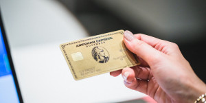 Beitragsbild des Blogbeitrags KOSTENLOS: American Express Gold Business mit 30.000 Membership Rewards Punkten