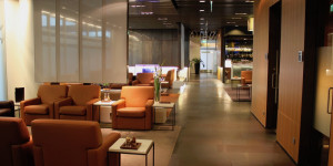 Beitragsbild des Blogbeitrags Die Welt steht nicht mehr lange: Lufthansa First Lounge Zugang: 149 Euro