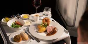 Beitragsbild des Blogbeitrags British Airways setzt in First und Business auf traditionelle britische Gerichte