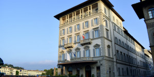 Beitragsbild des Blogbeitrags UNGEWÖHNLICH: St. Regis Florenz – Junior Suite