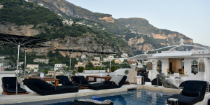 Beitragsbild des Blogbeitrags SPEKTAKULÄR: SLH HVF Hotel Villa Franca Positano – Deluxe Room 