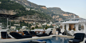 Beitragsbild des Blogbeitrags SPEKTAKULÄR: SLH HVF Hotel Villa Franca Positano – Deluxe Room