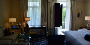 Beitragsbild des Blogbeitrags BIN GEFLOHEN: Autograph Collection Waldhaus Flims – Junior Suite