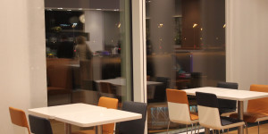 Beitragsbild des Blogbeitrags Der volle Guide zum American Express Platinum Lounge Zugang