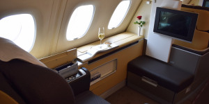 Beitragsbild des Blogbeitrags So einfach war es noch nie: Lufthansa Senator mit einem First Flug – Weitere Angebote! 