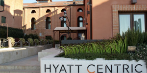 Beitragsbild des Blogbeitrags REVIEW: Hyatt Centric Murano Venedig – Duplex Suite 
