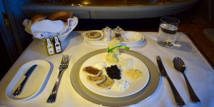 Beitragsbild des Blogbeitrags Emirates First mit Free-Flow Kaviar 