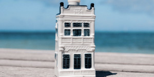 Beitragsbild des Blogbeitrags Das 103. KLM Delft Blue Haus ist da