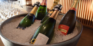 Beitragsbild des Blogbeitrags Swiss pausiert Champagner in der Europa Business
