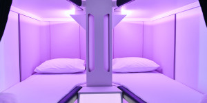 Beitragsbild des Blogbeitrags Air New Zealand will für das fliegende Capsule Hotel “Skynest” 350 Euro für vier Stunden