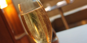 Beitragsbild des Blogbeitrags American Airlines streicht Champagner in Business 