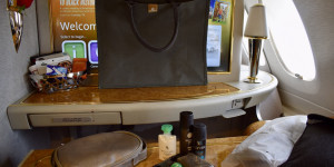 Beitragsbild des Blogbeitrags Neue Amenity Kits für Emirates: First bekommt Bulgari Le Gemme Produkte