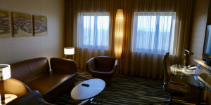 Beitragsbild des Blogbeitrags REVIEW: Hilton Frankfurt Airport – Suite
