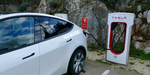 Beitragsbild des Blogbeitrags Mein Tesla, 20.000 Kilometer und die Charger der Hotels