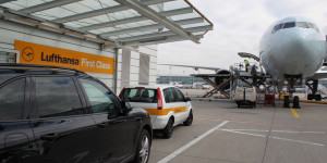 Beitragsbild des Blogbeitrags ÜBERGANGSLÖSUNG: Lufthansa First Shuttle zum Satellitengebäude in München