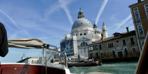 Beitragsbild des Blogbeitrags REVIEW: 35 Euro Sammeltaxi Bootstransfer Airport nach Venedig 