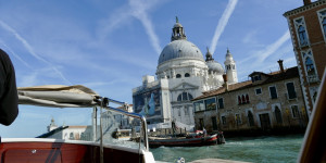 Beitragsbild des Blogbeitrags REVIEW: 35 Euro Sammeltaxi Bootstransfer Airport nach Venedig