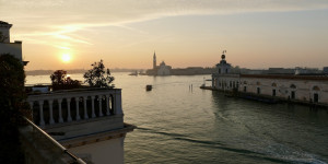 Beitragsbild des Blogbeitrags REVIEW: St. Regis Venedig – Grand Canal View Room