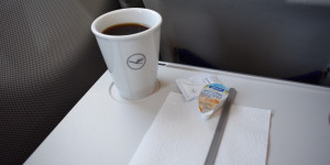 Beitragsbild des Blogbeitrags Umfragewerte im Keller: Lufthansa testet kostenlosen Kaffee und Tee für Economy 