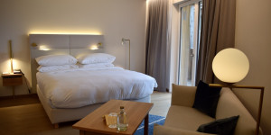 Beitragsbild des Blogbeitrags REVIEW: Autograph Collection Caro&Selig Tegernsee – Bliss Deluxe Zimmer 