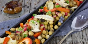 Beitragsbild des Blogbeitrags Kichererbsensalat deluxe mit Kräuterseitling, Granatapfel und Datteln