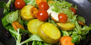 Beitragsbild des Blogbeitrags Bunter Wintersalat mit Bratkartoffeln