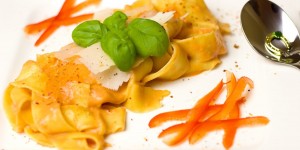 Beitragsbild des Blogbeitrags Silvestermenü-Hauptspeise: Pappardelle mit Tomaten-Wodka-Obers-Sauce 