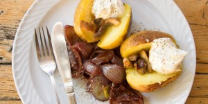 Beitragsbild des Blogbeitrags Hüttengaudi - Ofenkartoffel mit Pilzen und Rotweinzwiebeln 