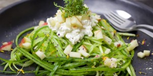 Beitragsbild des Blogbeitrags Gurkenspaghetti mit Hüttenkäse und Apfel