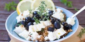 Beitragsbild des Blogbeitrags Zitroniger Linsensalat mit Feta und Oliven 