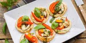 Beitragsbild des Blogbeitrags Mini-Gemüsepizzen mit Minz-Basilikumöl 