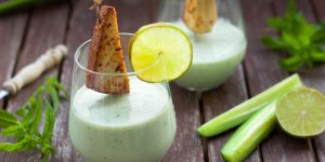 Beitragsbild des Blogbeitrags Gurkenkaltschale mit Chili-Limetten-Tofu am Spieß