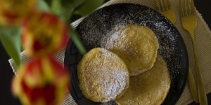 Beitragsbild des Blogbeitrags Flaumige Pancakes mit Zimt und Zucker