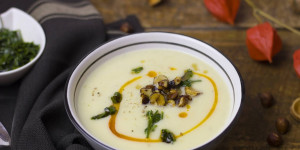 Beitragsbild des Blogbeitrags Selleriecremesuppe mit gerösteten Haselnüssen