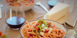 Beitragsbild des Blogbeitrags Pasta mit Wurzelgemüse-Rotwein-Sugo