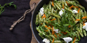Beitragsbild des Blogbeitrags Penne mit Rucola-Honig-Pesto und Ziegenkäse