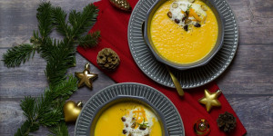 Beitragsbild des Blogbeitrags Karotten-Orangen-Suppe mit gerösteten Haselnüssen 