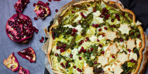 Beitragsbild des Blogbeitrags Grünkohl-Tarte mit Granatapfel und Schafkäse