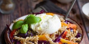 Beitragsbild des Blogbeitrags Winterlicher Nudelsalat mit Burrata