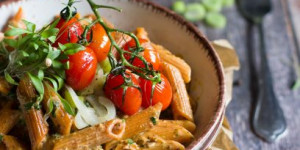 Beitragsbild des Blogbeitrags Penne mit Pesto-Obers-Sauce und Frühlingsgemüse