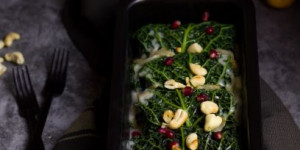 Beitragsbild des Blogbeitrags Grünkohlrouladen mit Kartoffel-Käse-Füllung und Zwiebelsauce