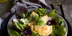 Beitragsbild des Blogbeitrags Bärlauch-Kräuter-Taschen auf Blattsalat