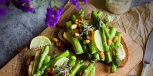 Beitragsbild des Blogbeitrags Spargelbrot mit Asia-Erdnüssen