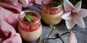 Beitragsbild des Blogbeitrags Kaffee-Creme mit Rhabarberkompott